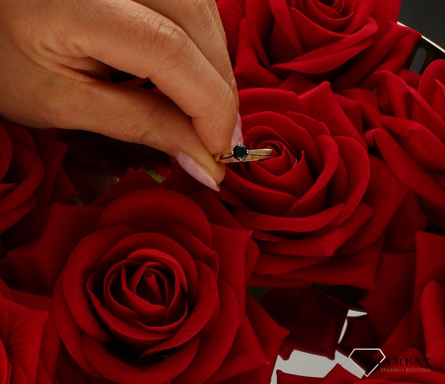 Złoty pierścionek damski 375 zaręczynowy z czarną cyrkonią PI 4926B 375. Złota biżuteria na prezent. Pierścionki złote na prezent. Pomysł na prezent dla kobiety. Oryginalny złoty pierścionek. Pierścionek na zaręczyny..jpg